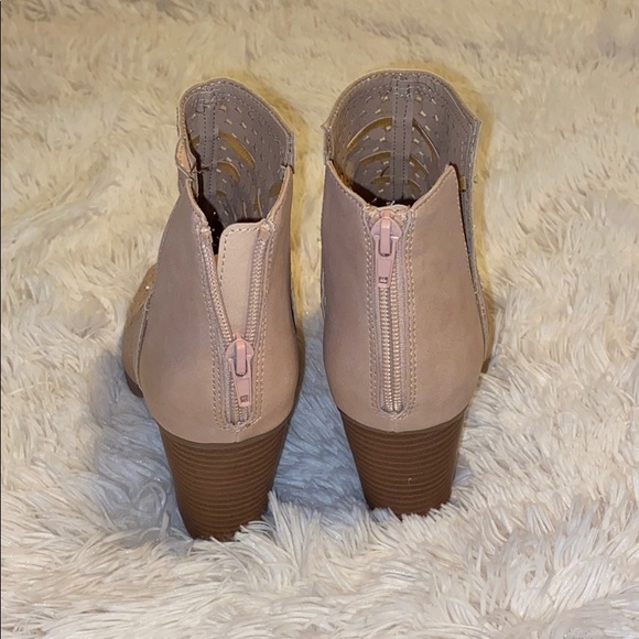 Size 9 Heels - Picture 4 of 5